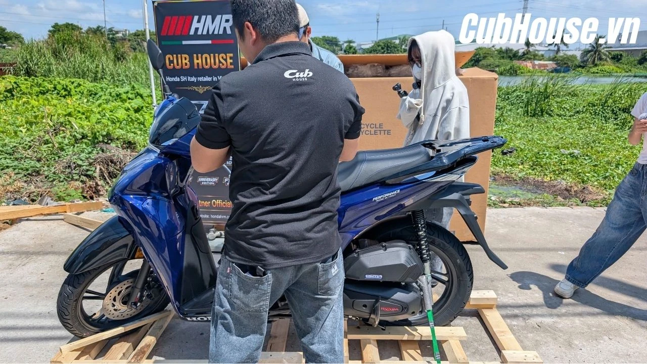 Bàn giao xe SH Ý 150i Special Edition Vetro Blue Honda Roma được giao tận nhà Chị khách tại Bình Tân – Phiên bản độc bản đã tìm đúng chủ nhân 3 Bàn giao xe SH Ý 150i Special Edition Vetro Blue Honda Roma được giao tận nhà Chị khách tại Bình Tân – Phiên bản độc bản đã tìm đúng chủ nhân