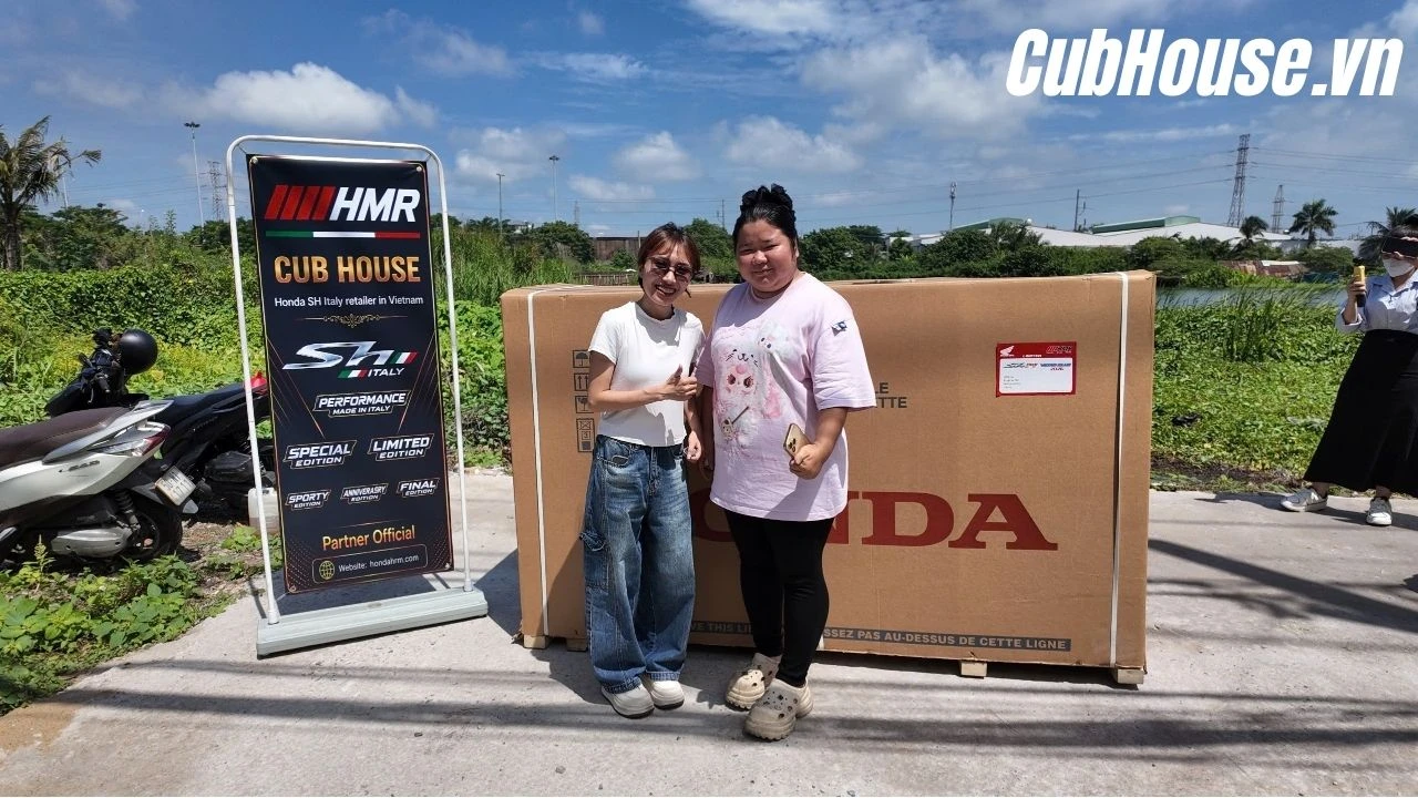 Bàn giao xe SH Ý 150i Special Edition Vetro Blue Honda Roma được giao tận nhà Chị khách tại Bình Tân – Phiên bản độc bản đã tìm đúng chủ nhân 2 Bàn giao xe SH Ý 150i Special Edition Vetro Blue Honda Roma được giao tận nhà Chị khách tại Bình Tân – Phiên bản độc bản đã tìm đúng chủ nhân