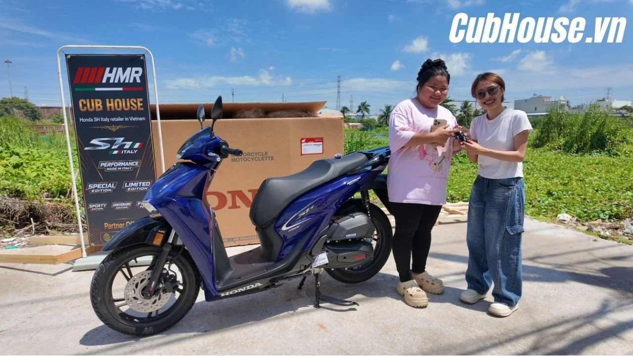 Bàn giao xe SH Ý 150i Special Edition Vetro Blue Honda Roma được giao tận nhà Chị khách tại Bình Tân – Phiên bản độc bản đã tìm đúng chủ nhân 1 Bàn giao xe SH Ý 150i Special Edition Vetro Blue Honda Roma được giao tận nhà Chị khách tại Bình Tân – Phiên bản độc bản đã tìm đúng chủ nhân