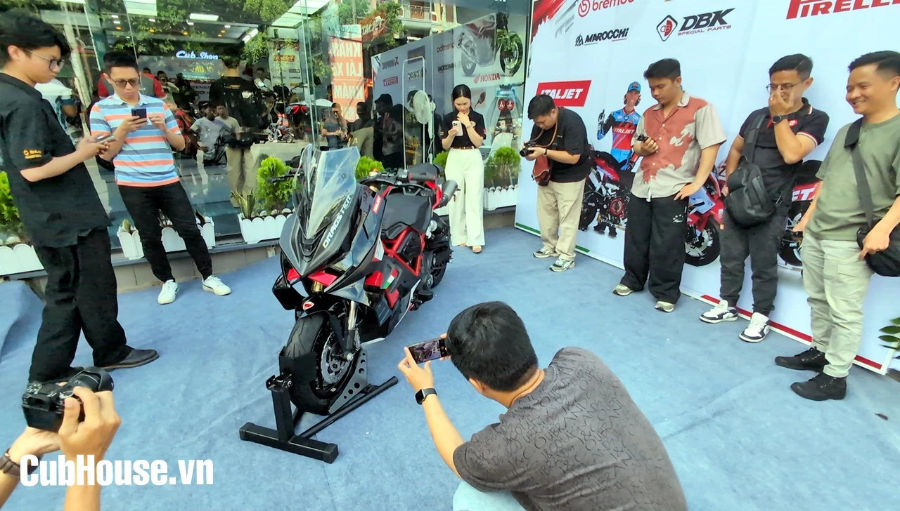 Bàn giao Dragster 700 Twin Premium Edition: “Rồng máy” 700cc hiện hữu giữa lòng Sài Gòn 2 Italjet Dragster 700 Twin Premium Edition – chiếc “urban superbike” mang linh hồn nước ý đang có mặt tại cub house sài gòn