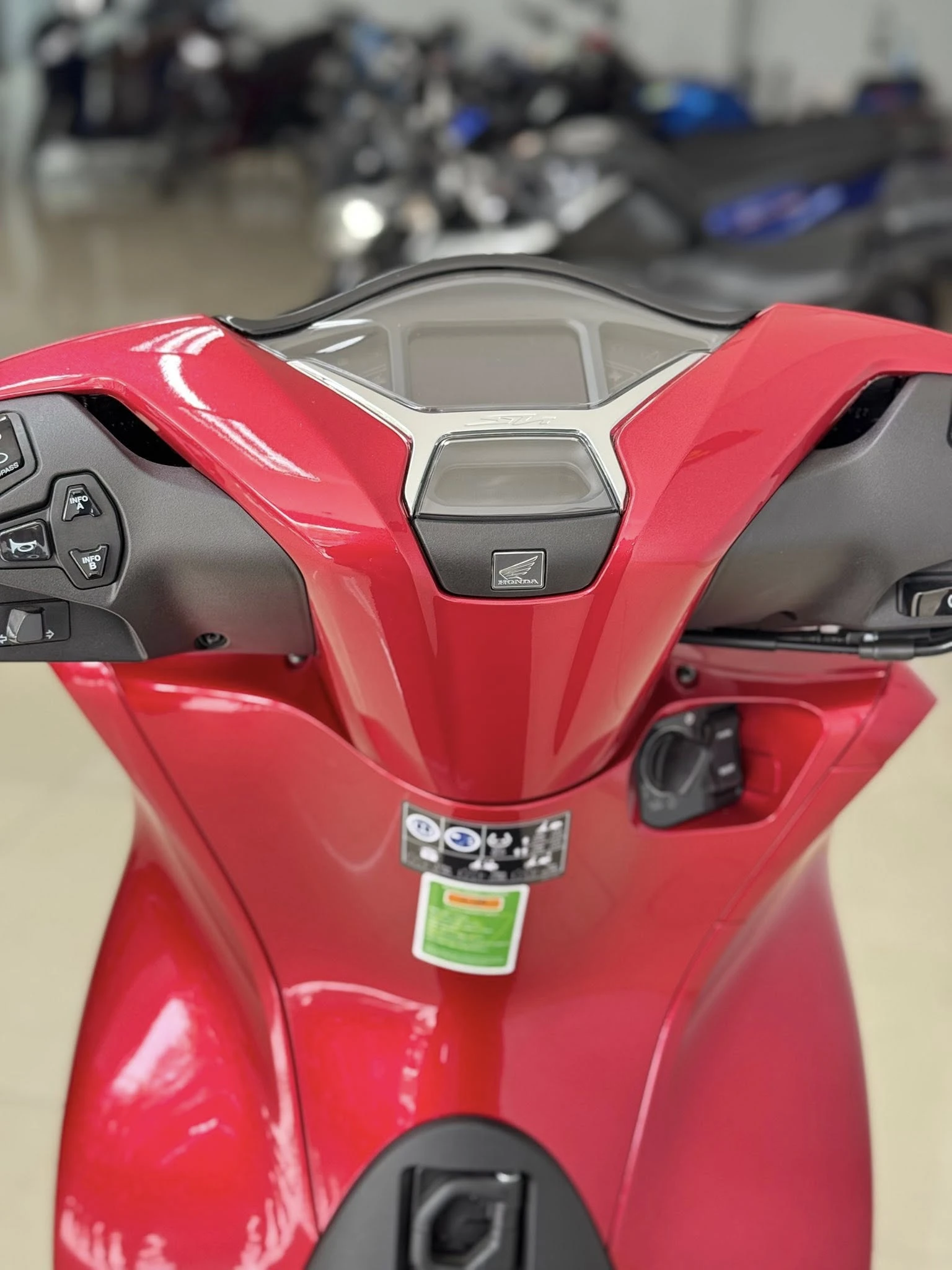 Honda SH150i Italy màu Đỏ Corsa chính thức cập bến tại Hữu Nghĩa 7 Honda SH150i Italy mau Do Corsa chinh thuc cap ben tai Huu Nghia 1