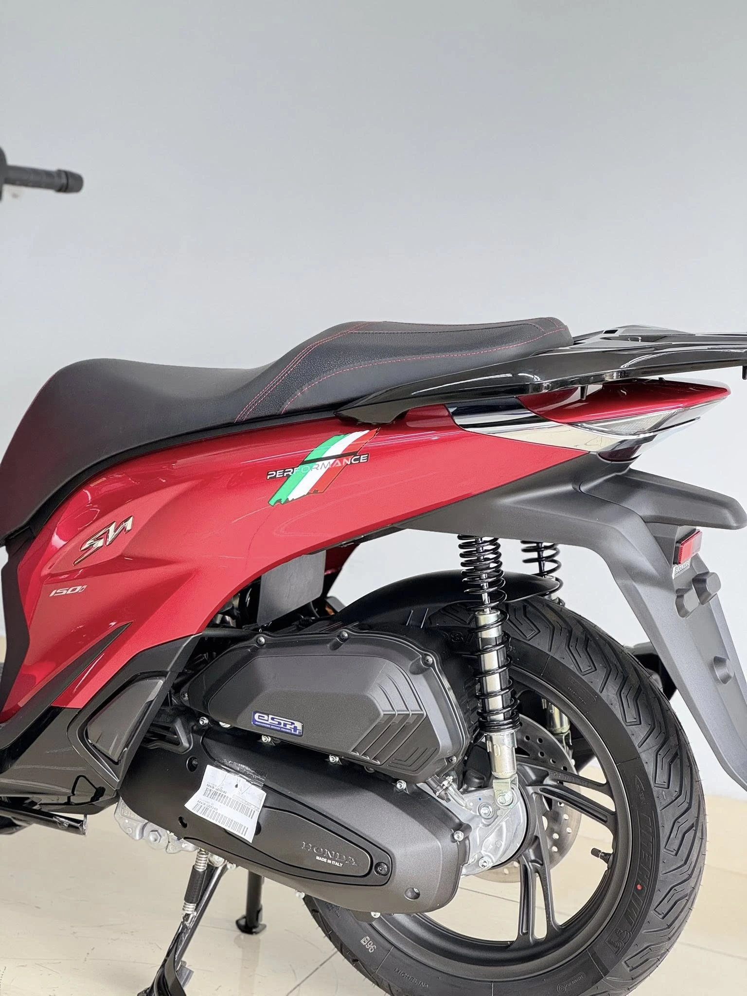 Honda SH150i Italy màu Đỏ Corsa chính thức cập bến tại Hữu Nghĩa 6 Honda SH150i Italy mau Do Corsa chinh thuc cap ben tai Huu Nghia 4
