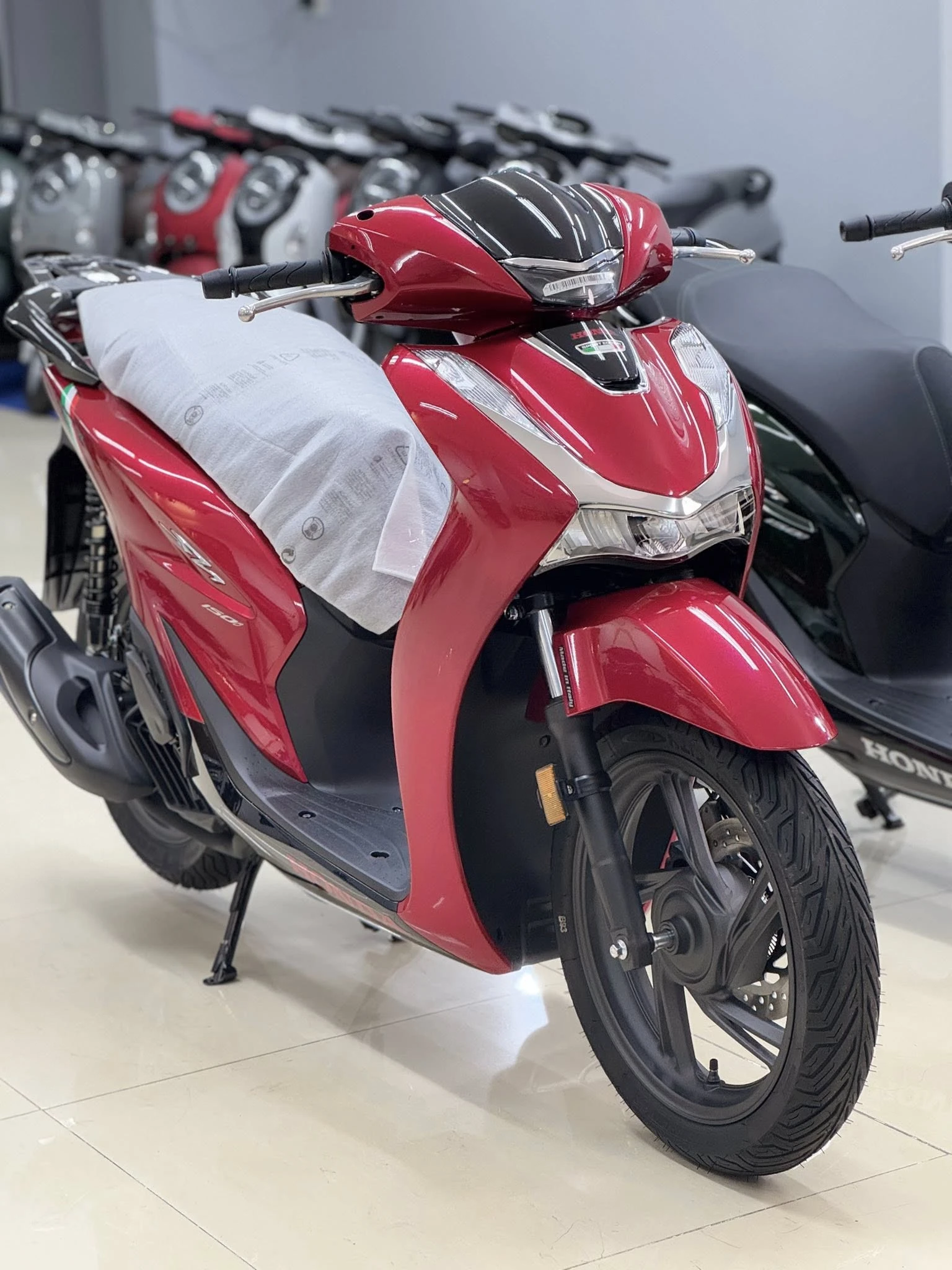 Honda SH150i Italy màu Đỏ Corsa chính thức cập bến tại Hữu Nghĩa 4 Honda SH150i Italy mau Do Corsa chinh thuc cap ben tai Huu Nghia 8