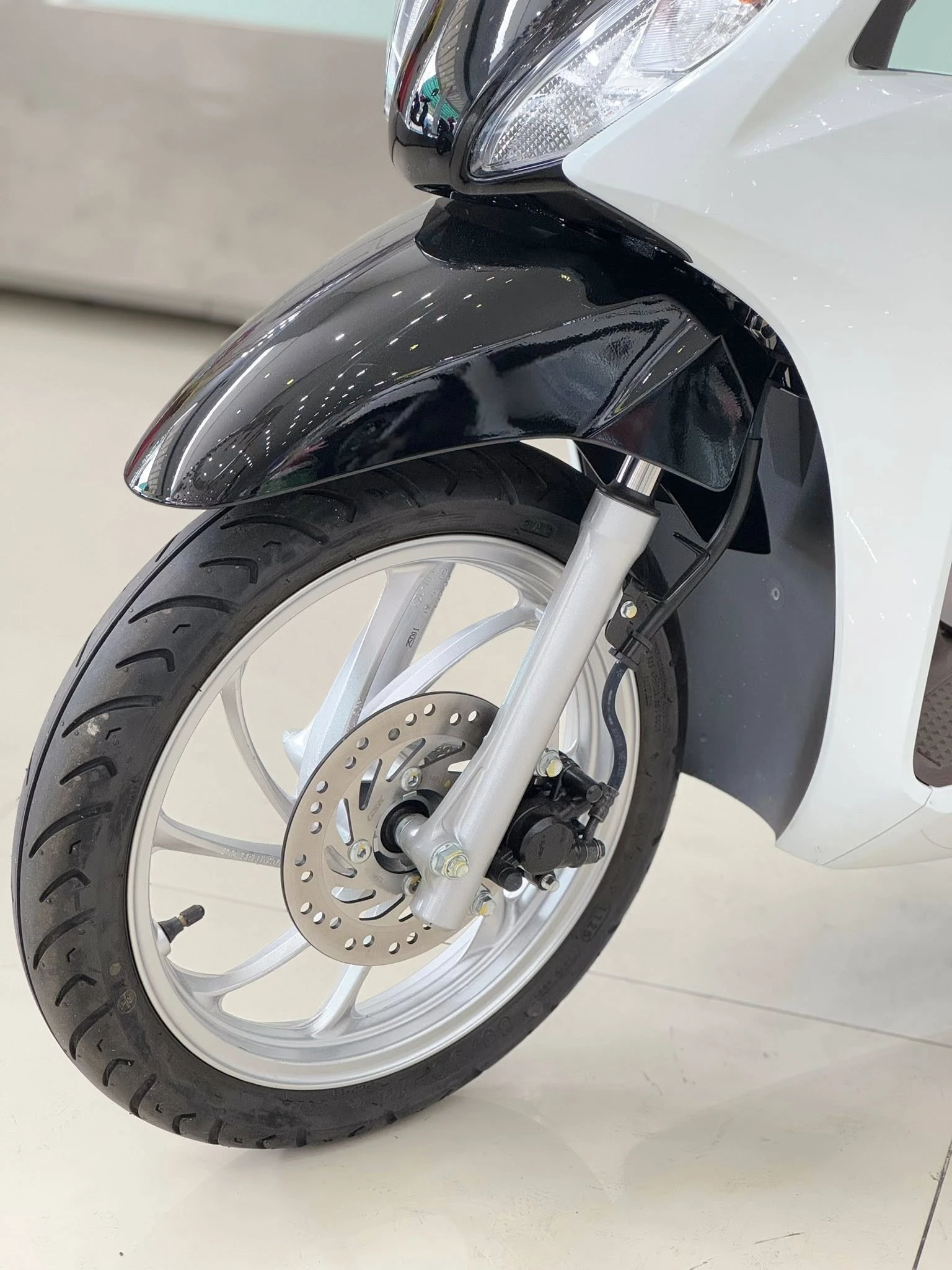 Honda Vision Trắng Đen sơn 3D (1) Honda Vision Trang Den son 3D 1