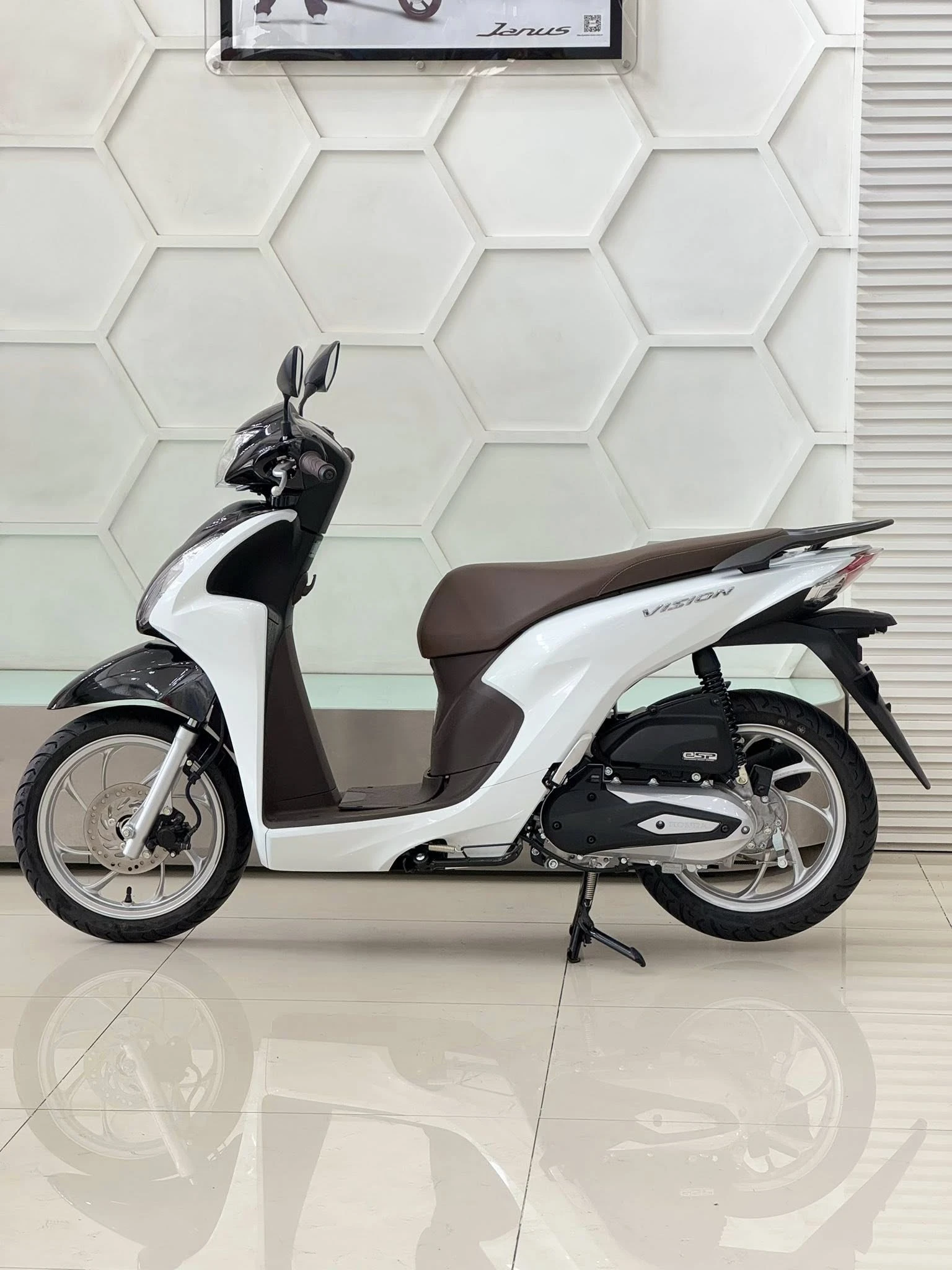 Honda Vision Trắng Đen sơn 3D (3) Honda Vision Trang Den son 3D 3