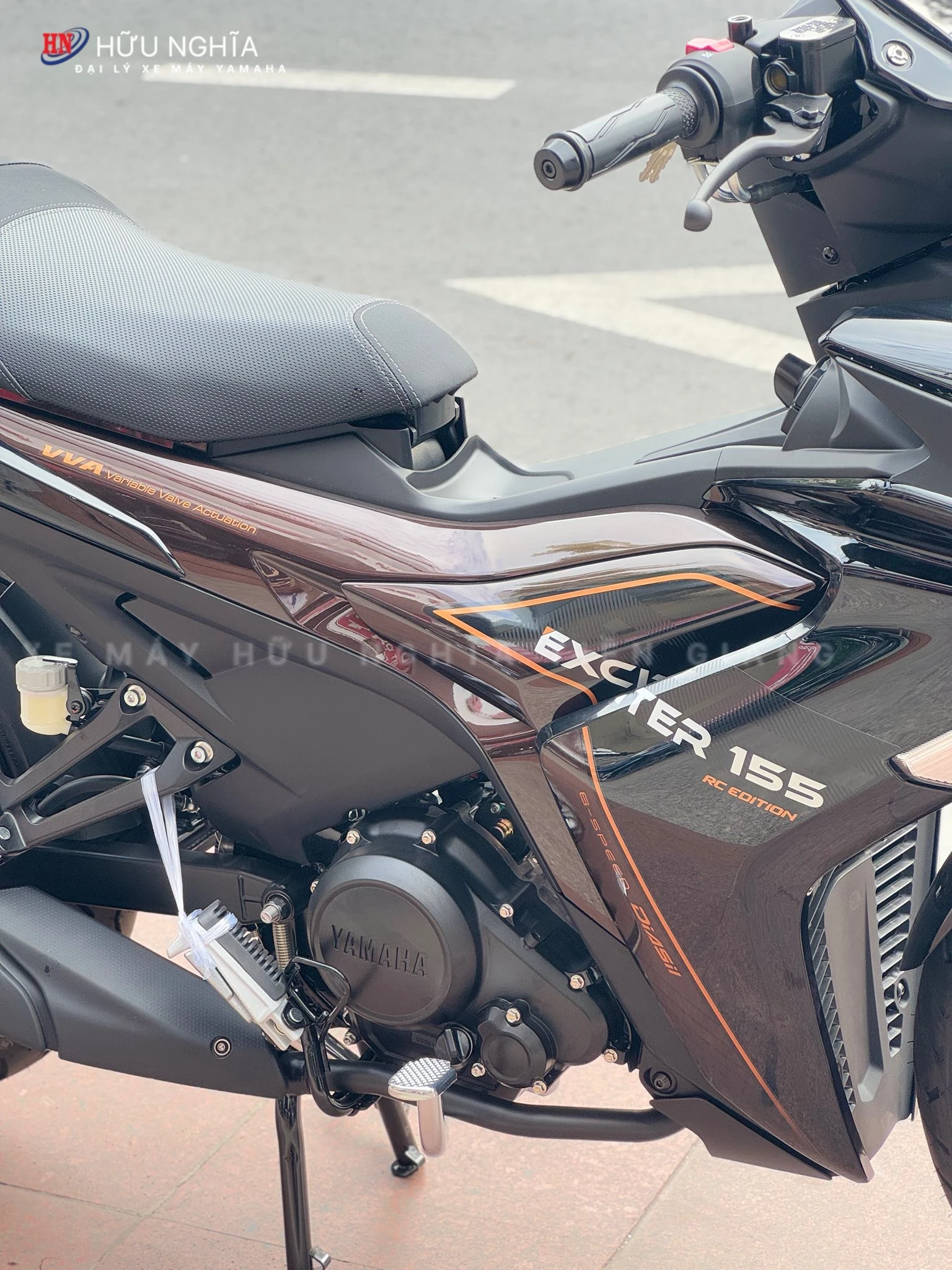 Yamaha Exciter 155 – Đen Nâu: Sức hút của quyền lực trong bóng tối, dành cho những tay lái đam mê tốc độ và cá tính mạnh 3 Yamaha Exciter 155 %E2%80%93 Den Nau Suc hut cua quyen luc trong bong toi danh cho nhung tay lai dam me toc do va ca tinh manh 3