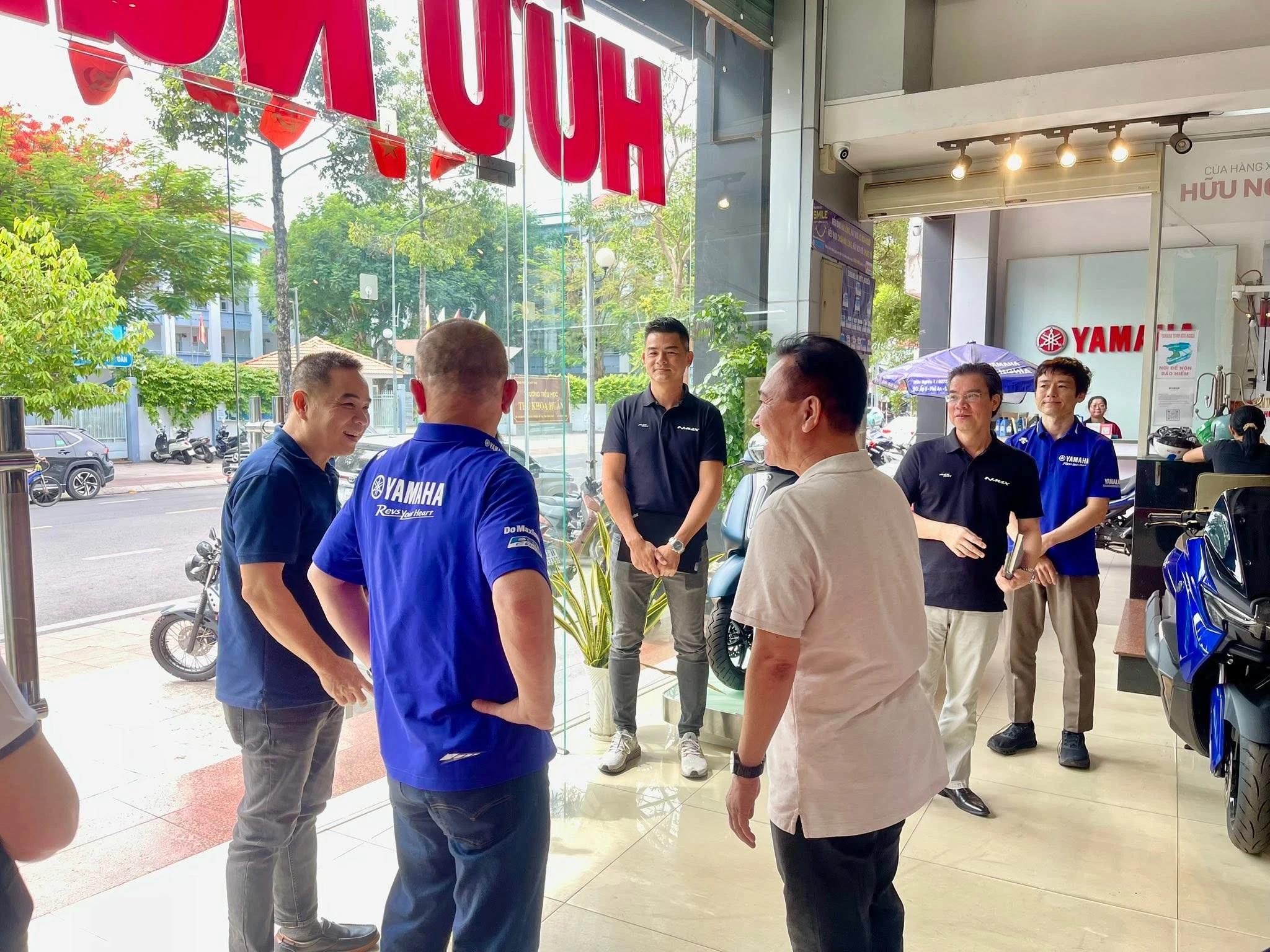 Yamaha Town Hữu Nghĩa vô cùng vinh dự được đón tiếp đoàn lãnh đạo Yamaha Motor Việt Nam đến tham quan 4 Yamaha Town Huu Nghia vo cung vinh du duoc don tiep doan lanh dao Yamaha Motor Viet Nam den tham quan 2