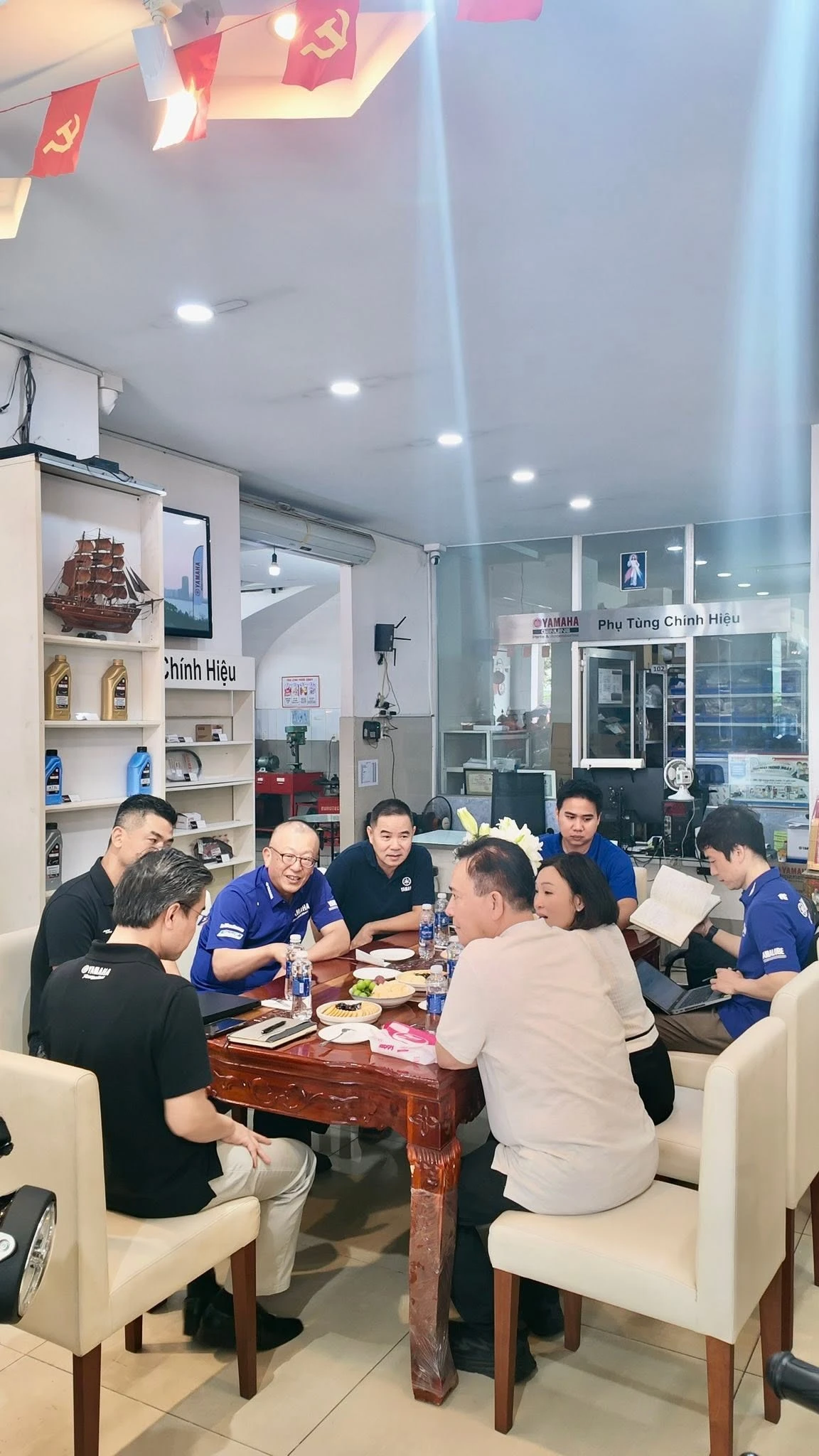 Yamaha Town Hữu Nghĩa vô cùng vinh dự được đón tiếp đoàn lãnh đạo Yamaha Motor Việt Nam đến tham quan 3 Yamaha Town Huu Nghia vo cung vinh du duoc don tiep doan lanh dao Yamaha Motor Viet Nam den tham quan 4