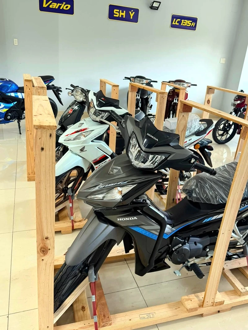 Honda SH Ý, Honda Dream và Honda Vario với nhiều phiên bản, màu sắc về Trung Tâm Hữu Nghĩa 5 Honda SH Y Honda Dream va Honda Vario voi nhieu phien ban mau sac ve Trung Tam Huu Nghia 4
