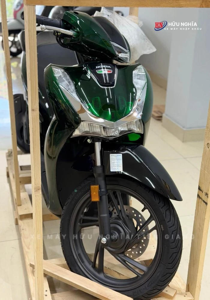 Vì sao SH Italy vẫn giữ sức hút sau nhiều năm? 4 Honda SH Ý Vetro Blue hay Vetro Green: Chọn sắc xanh nào mới đúng gu?