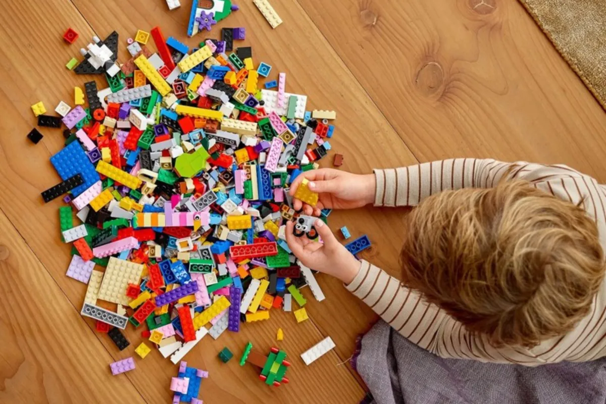 Hình thành kỹ năng phối hợp khi lắp các mảnh ghép để thành bức tranh Lego