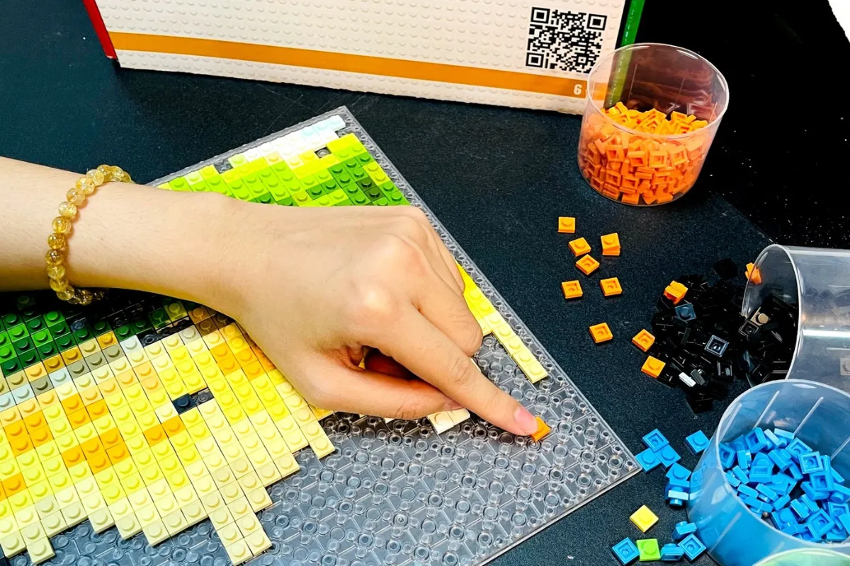 Lắp tranh Lego còn giúp bé học cách giải quyết các vấn đề