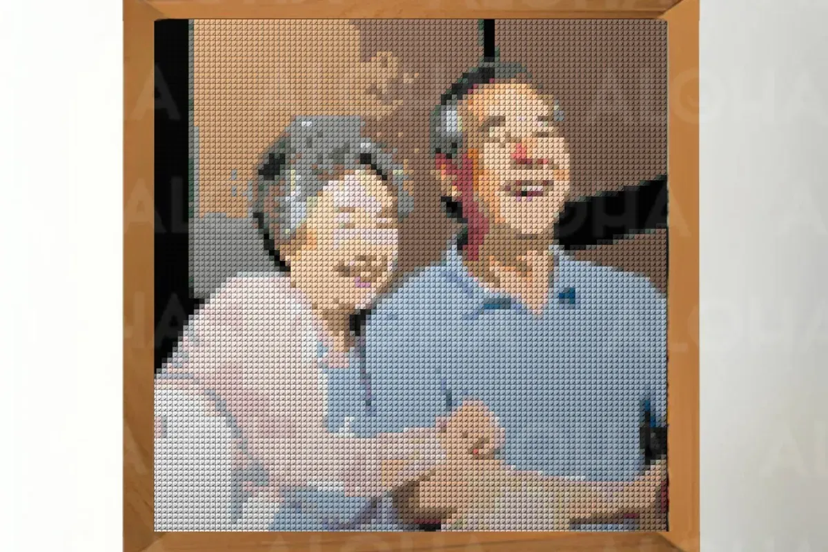 Tình yêu khi về già - Bức tranh Lego lắp ghép chứa đựng nhiều tình cảm quý giá