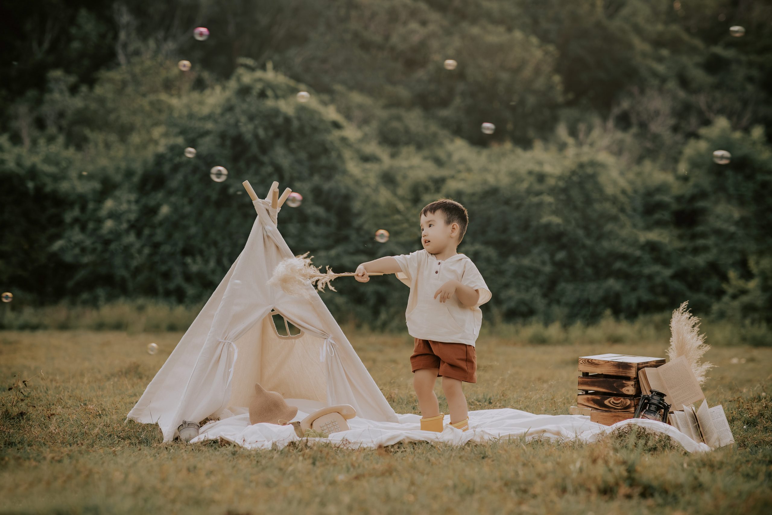 1. Chụp ảnh vintage cho bé trai ngoại cảnh