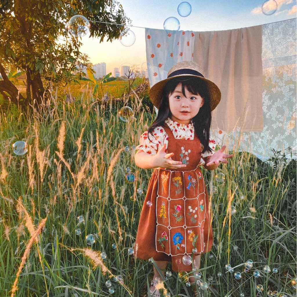2. Chụp ảnh vintage cho bé trên cánh đồng cỏ