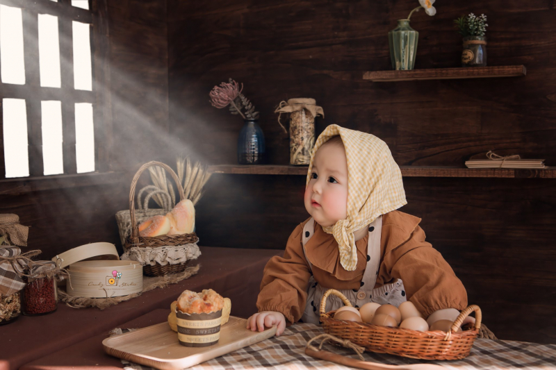 4. Concept chụp ảnh vintage cho bé trong căn bếp nhỏ
