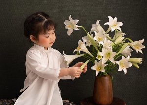 Cùng lên ý tưởng chụp ảnh hoa loa kèn cho bé với ALOHA