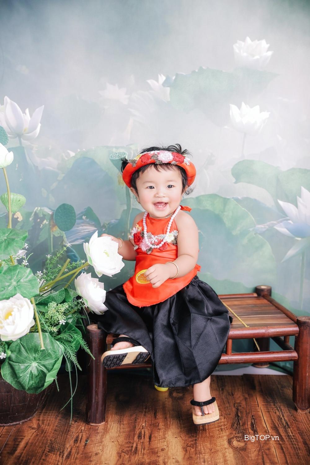 https://vn1.vdrive.vn/alohamedia.vn/2023/05/Goi-y-mot-so-y-tuong-chup-anh-hoa-sen-cho-be-6.jpg