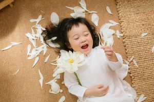 chụp ảnh hoa sen cho bé