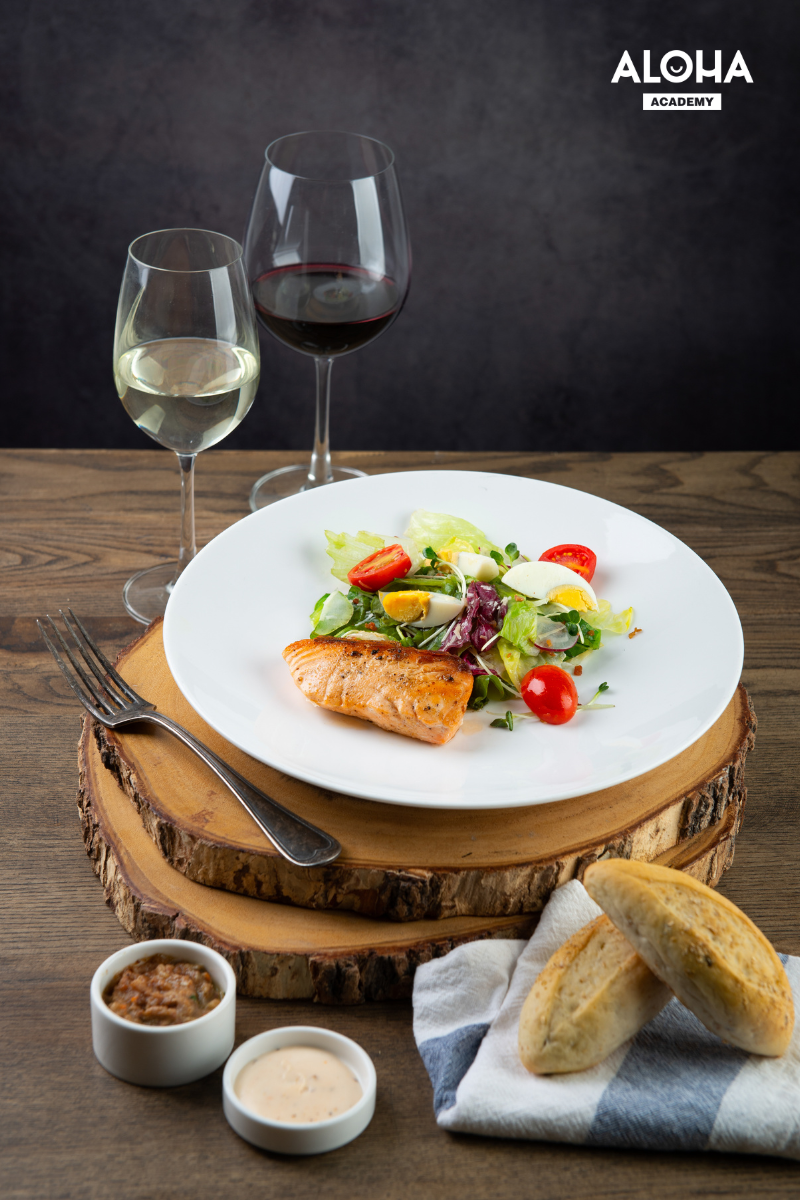 Chụp ảnh món ăn (Food photography) là một loại nhiếp ảnh tĩnh, chuyên chụp các loại đồ ăn, đồ uống, thực phẩm
