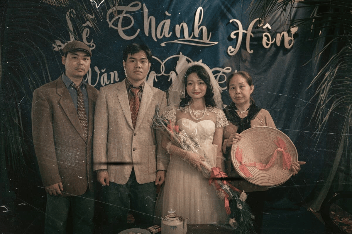 Kiểu váy cô dâu 'thời ông bà anh' ( Nguồn ảnh: Báo Ngôi Sao)