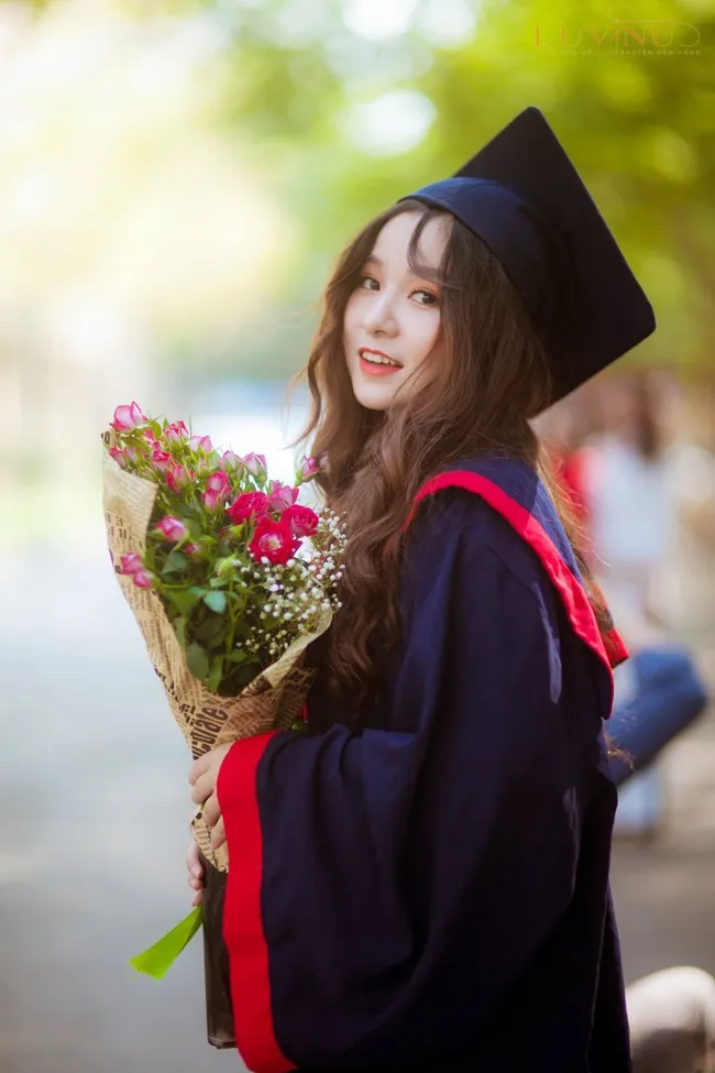 Chụp với hoa tươi