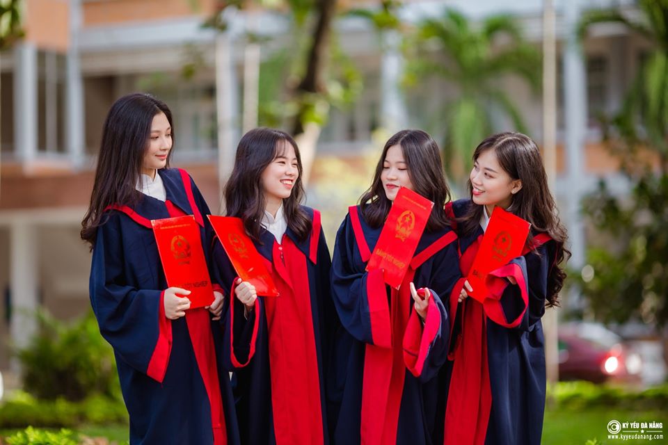 Hướng dẫn tạo dáng chụp ảnh kỷ yếu với áo cử nhân