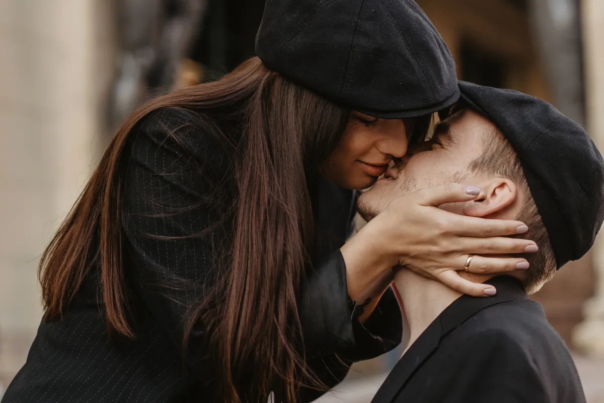 Kiểu tạo dáng này có thể khiến nhiều người cảm thấy ngại ngùng, nhưng cũng thể hiện tình yêu mãnh liệt (Nguồn: Canva Stock)