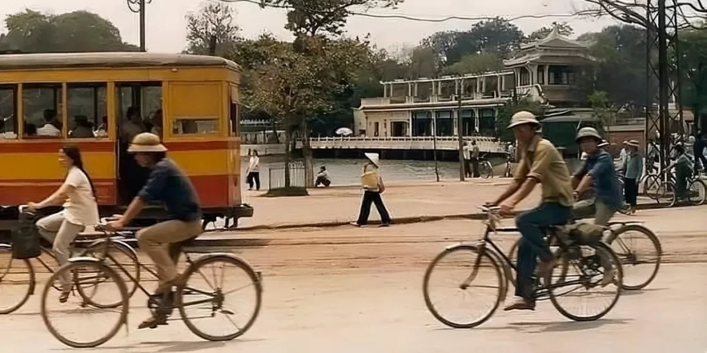 Mãi hạnh phúc chuyện tình thời 'ông bà anh'