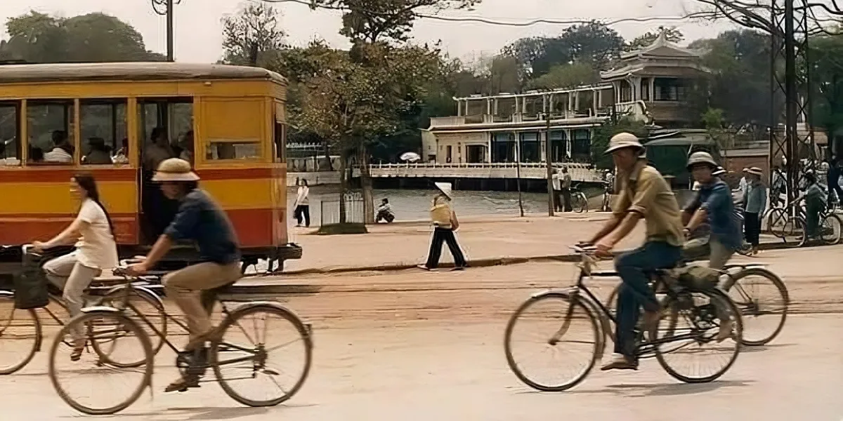 Mãi hạnh phúc chuyện tình thời 'ông bà anh'