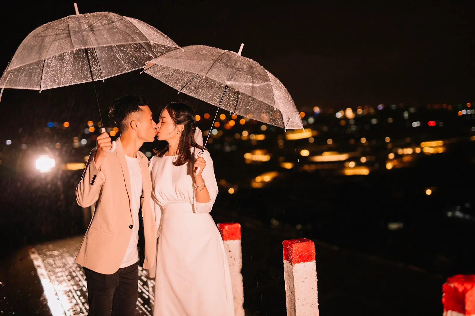 Không chỉ là sự kết hợp giữa màu sắc và ánh sáng mà concept trầm tối và tâm trạng còn là cách để chạm đến những tầng tầng khác nhau của tình yêu