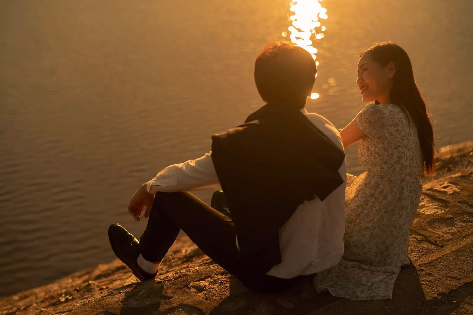 Không gì tuyệt vời hơn hình ảnh hoàng hôn buông xuống và lưu dấu lại tình yêu và kỷ niệm của hai ngườ
