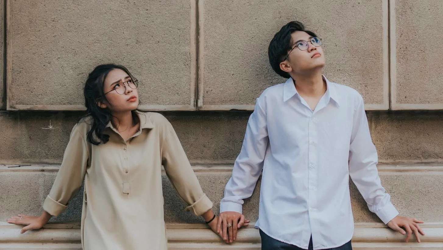 Concept chụp ảnh đôi tay kết nối là cách tuyệt vời để thể hiện sự tương trợ và gắn kết giữa hai người