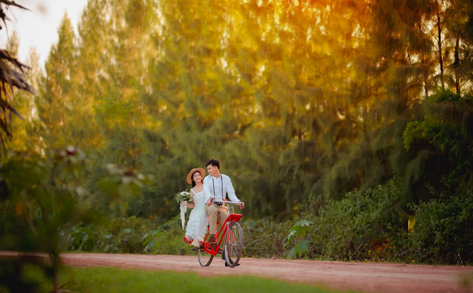 Mùa có thể đổi thay, nhưng tình yêu giữa hai người sẽ luôn không thay đổi!