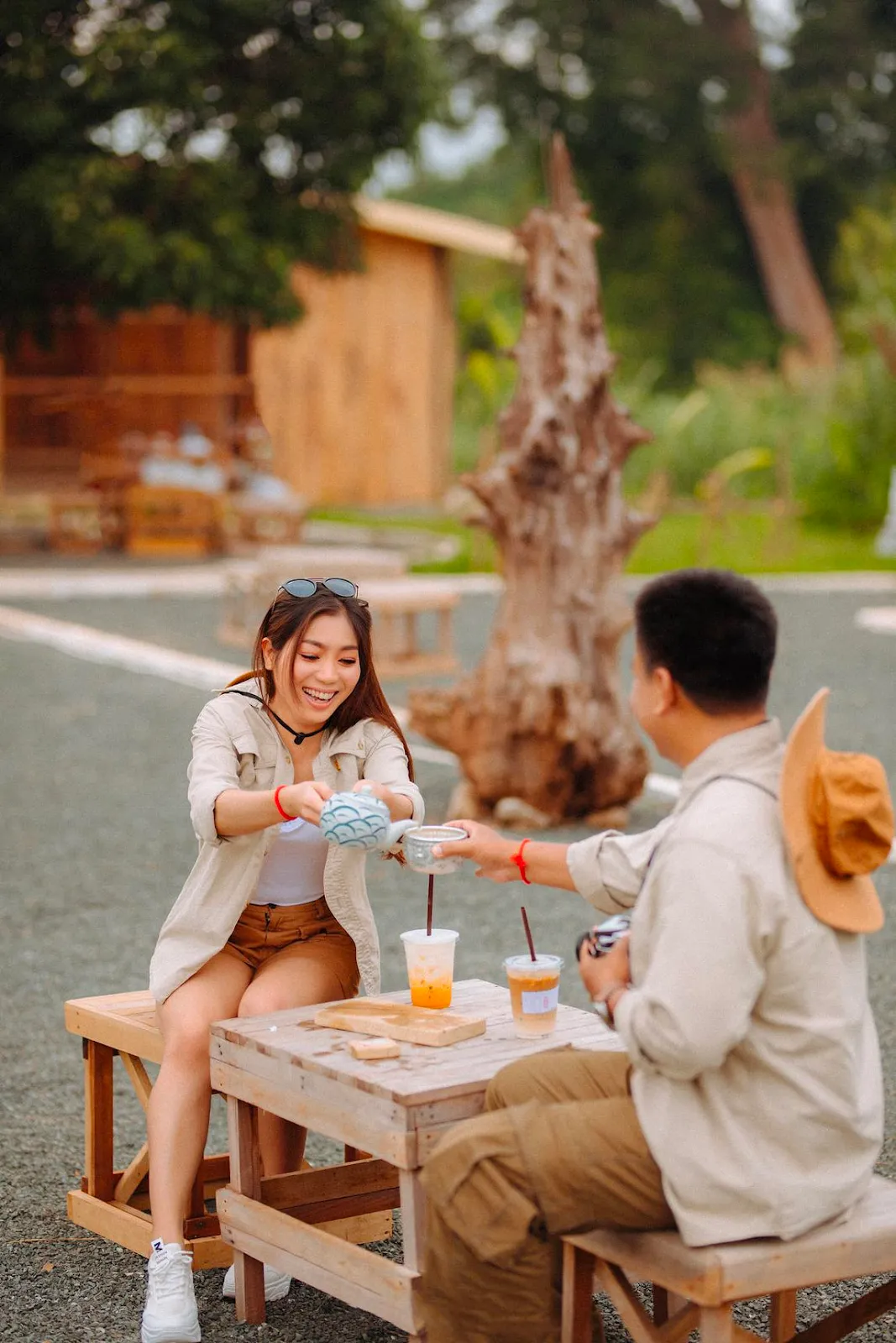 Concept chụp ảnh couple trong trang phục và bối cảnh tương đồng mang đến những bức ảnh sáng tạo và tinh tế mà không kém phần sáng tạo