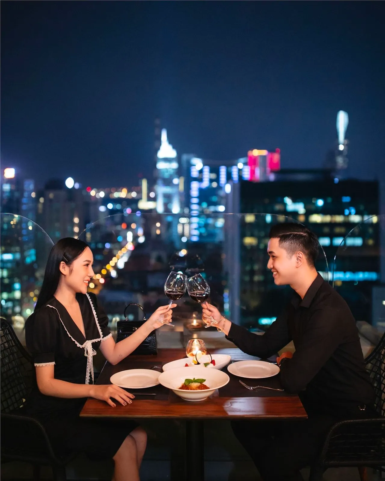 Dưới bức ảnh với ánh đèn lung linh, bạn và người ấy có thể thể hiện tình cảm và gắn kết của mình một cách đầy ý nghĩa