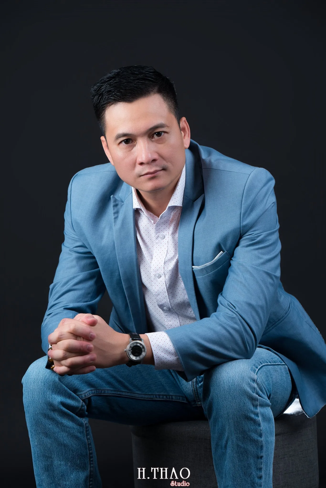 Tạo dáng với gương phẳng, ngồi chống cằm. (Nguồn: Hương Thảo Studio)