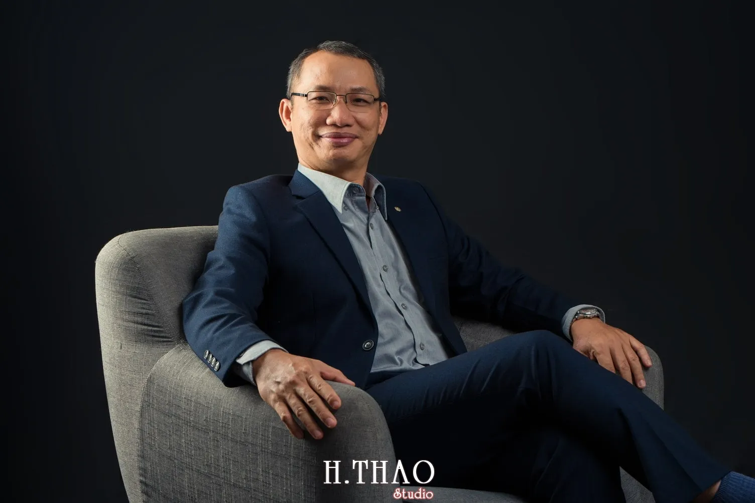 Tạo dáng với ghế thấp thể hiện sự tự tin, thư thái (Nguồn: Hương Thảo Studio)