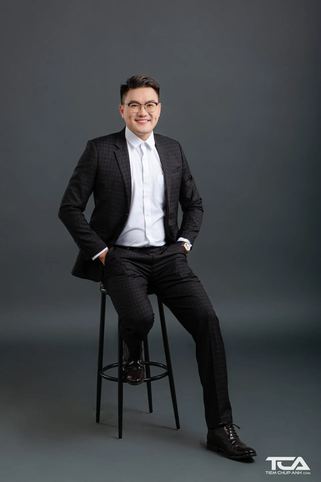 Tạo dáng với ghế thấp kết hợp đọc sách (Nguồn: Hương Thảo Studio)