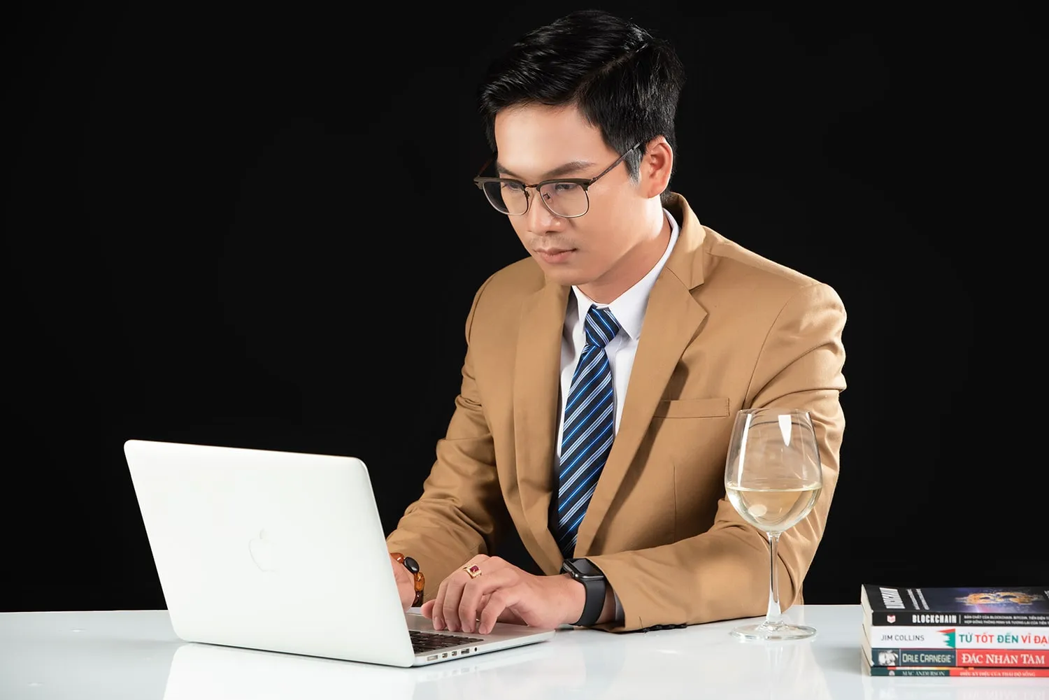 Tạo dáng với chiếc điện thoại yêu thích của bạn có thể là một cách thú vị để thể hiện cá tính và sự kết nối của bạn với công nghệ. (Nguồn: Internet)