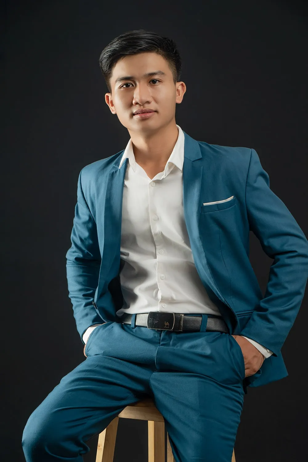 Tạo dáng với ghế thấp (Nguồn: Hương Thảo Studio)