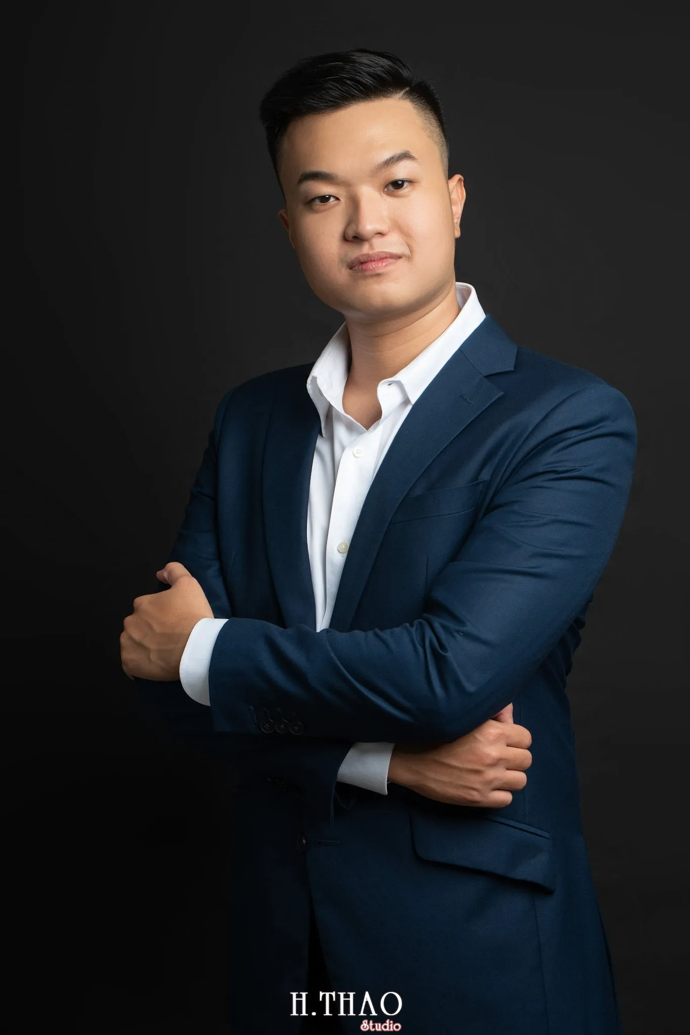 Tư thế tay khoanh ngực tạo nên một vẻ ngoại giao mạnh mẽ, ẩn chứa sự ổn định và quyết đoán. (Nguồn: Hương Thảo Studio)