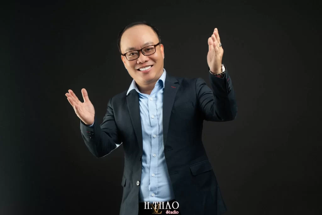 Tạo dáng hiện đại thể hiện sự thư thái và quyết định, đồng thời tạo nên một tình cảm lạc quan và tự tin. (Nguồn: Hương Thảo Studio)