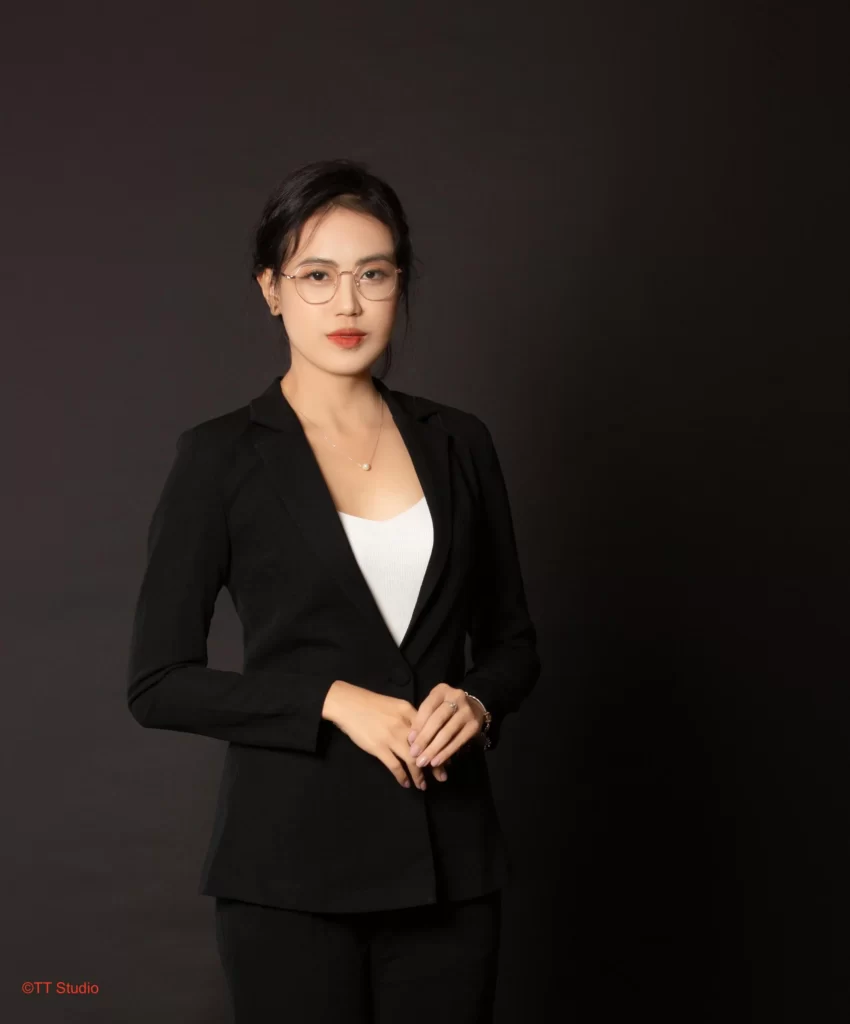 Tay trỏ lên thái dương, cúi đầu suy nghĩ về một vấn đề gì đó, là một trong những cách tạo dáng chụp ảnh doanh nhân mà mang trong mình sự tinh tế và tò mò. (Nguồn: Internet)