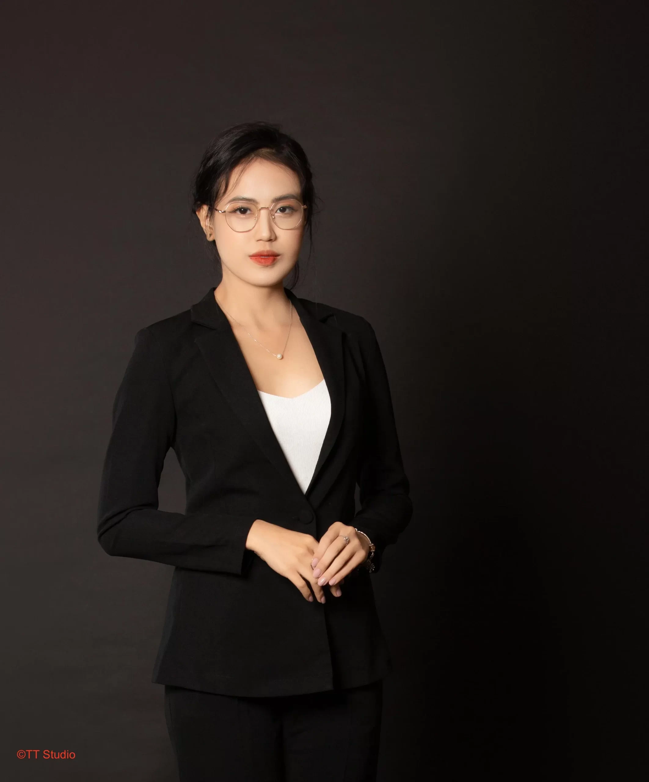 Tay trỏ lên thái dương, cúi đầu suy nghĩ về một vấn đề gì đó, là một trong những cách tạo dáng chụp ảnh doanh nhân mà mang trong mình sự tinh tế và tò mò. (Nguồn: TT Studio)