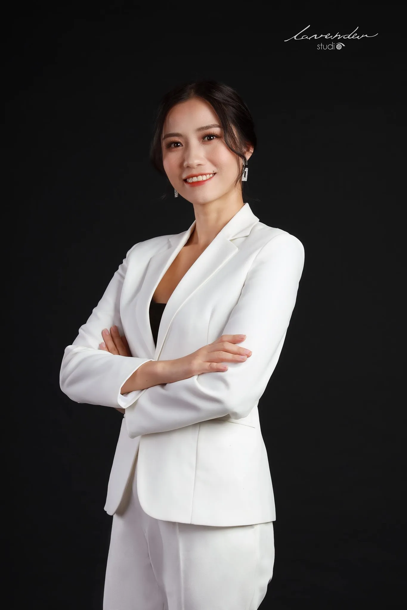 Tạo dáng lịch lãm tạo ra cảm giác dễ chịu, giản đơn và tự nhiên.