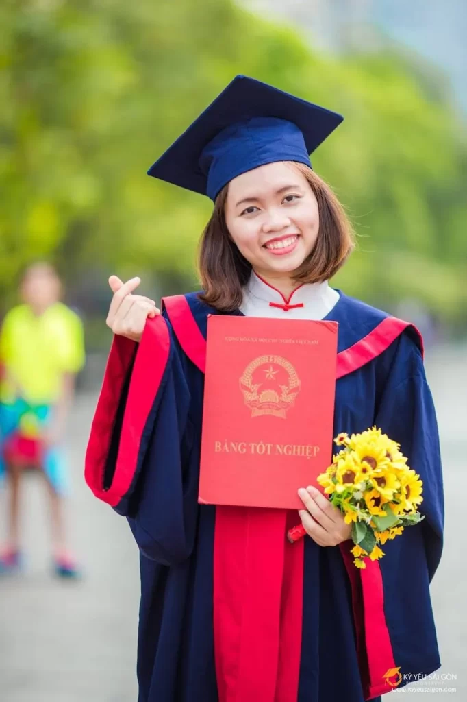 Tạo dáng "thả tim" bắt trend khi mặc áo cử nhân