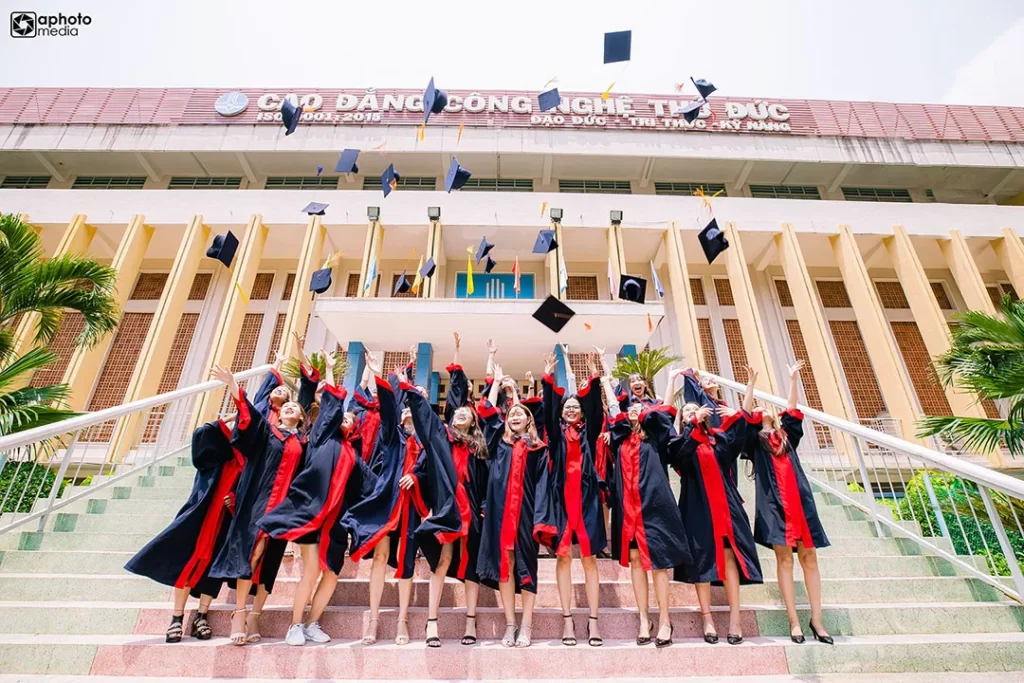 Tung mũ khi mặc áo cử nhân