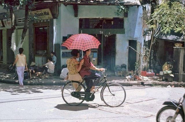 Phương tiện "sang chảnh" của các cặp đôi thời bao cấp (Nguồn ảnh: Báo Thanh Niên)
