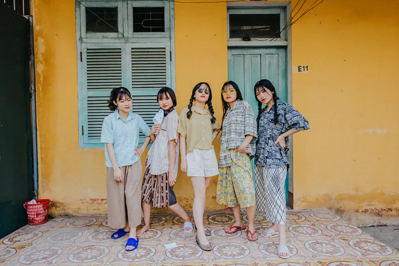 Ý tưởng chụp ảnh kỷ yếu thời bao cấp là một sự kết hợp độc đáo, mang đến sự sáng tạo và sự phá cách
